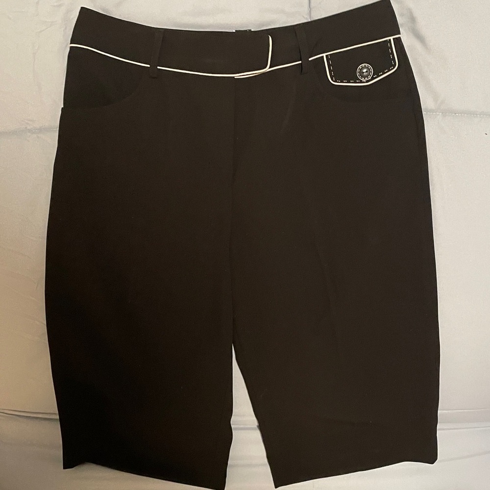 Monterey Club Black size 8 Bermudas